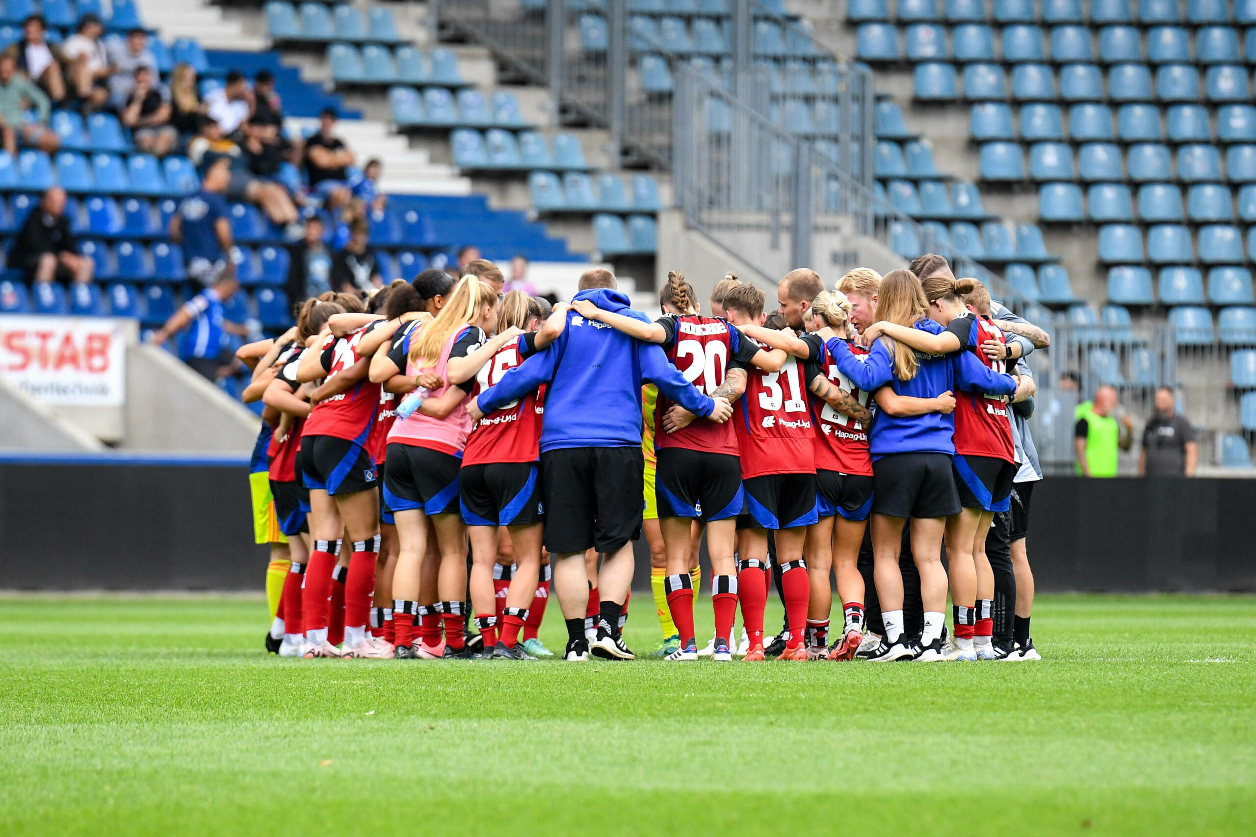 HSV-Frauen bilden einen Teamkreis