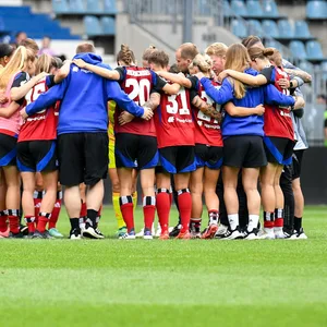 HSV-Frauen bilden einen Teamkreis