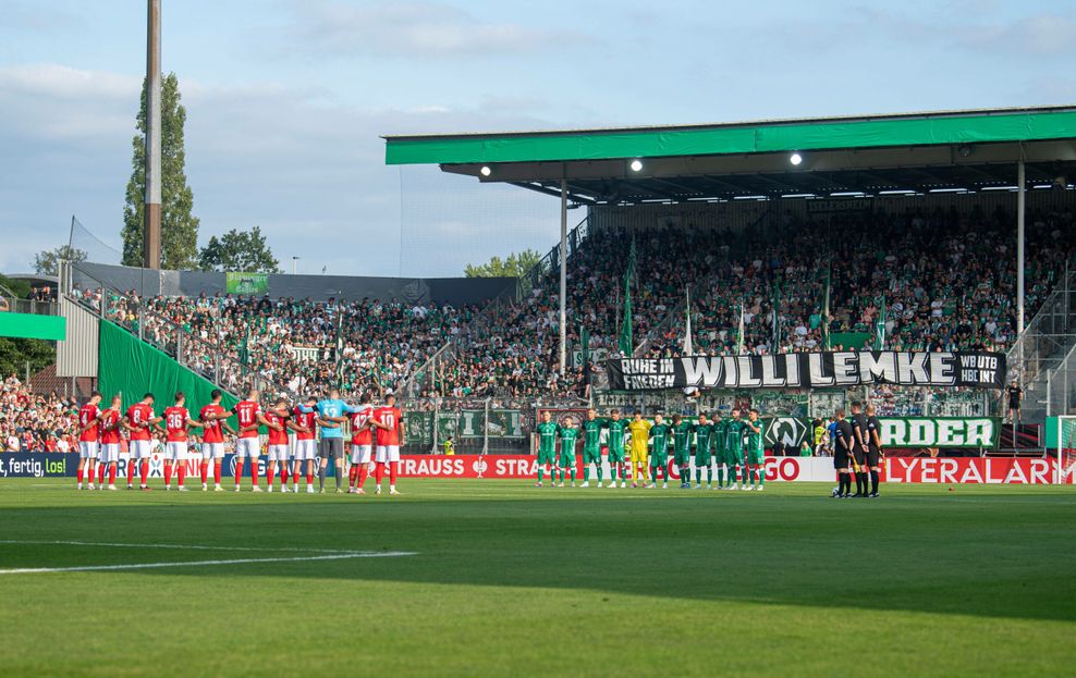 Beim Pokalspiel in Cottbus gedachten Spieler und Fans des verstorbenen Willi Lemke