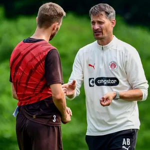 Trainer Alexander Blessin spricht mit Karol Mets