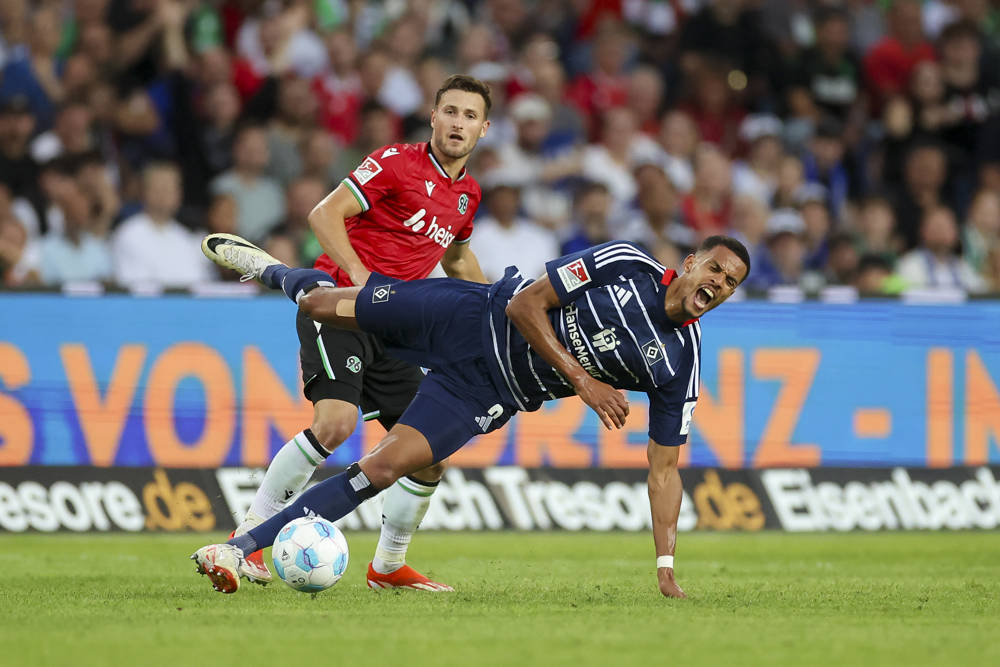 Robert Glatzel und der HSV kamen in Hannover (hier Enzo Leopold) erstmals in dieser Saison zu Fall.