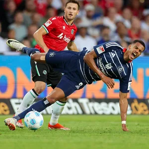 Robert Glatzel und der HSV kamen in Hannover (hier Enzo Leopold) erstmals in dieser Saison zu Fall.