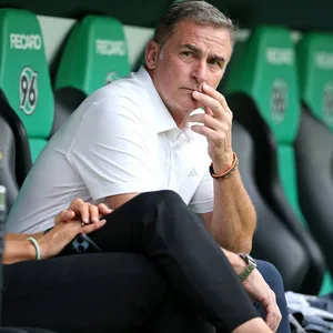 HSV-Sportvorstand Stefan Kuntz (r.) und Sportdirektor Claus Costa erwarten noch hektische Transfertage.