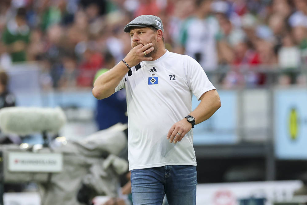 HSV-Trainer Steffen Baumgart pfeift