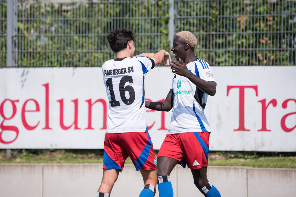 Glückwünsche nach einem gelungenen Nachmittag: Omar Sillah (r.) und Nicolas Oliveira