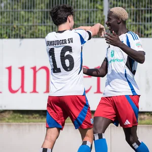 Glückwünsche nach einem gelungenen Nachmittag: Omar Sillah (r.) und Nicolas Oliveira