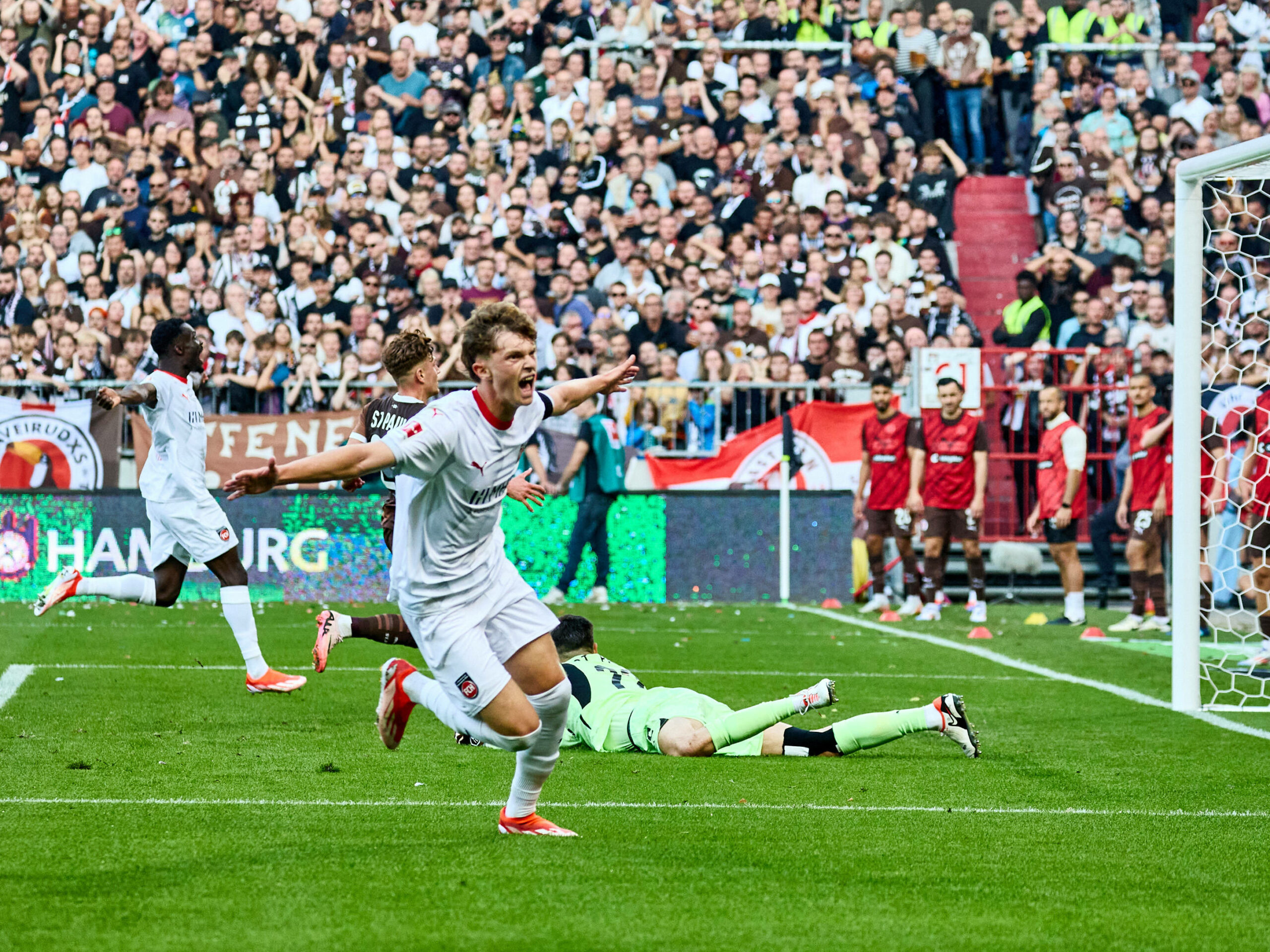 Paul Wanner jubelt über sein Führungstor gegen St. Pauli.