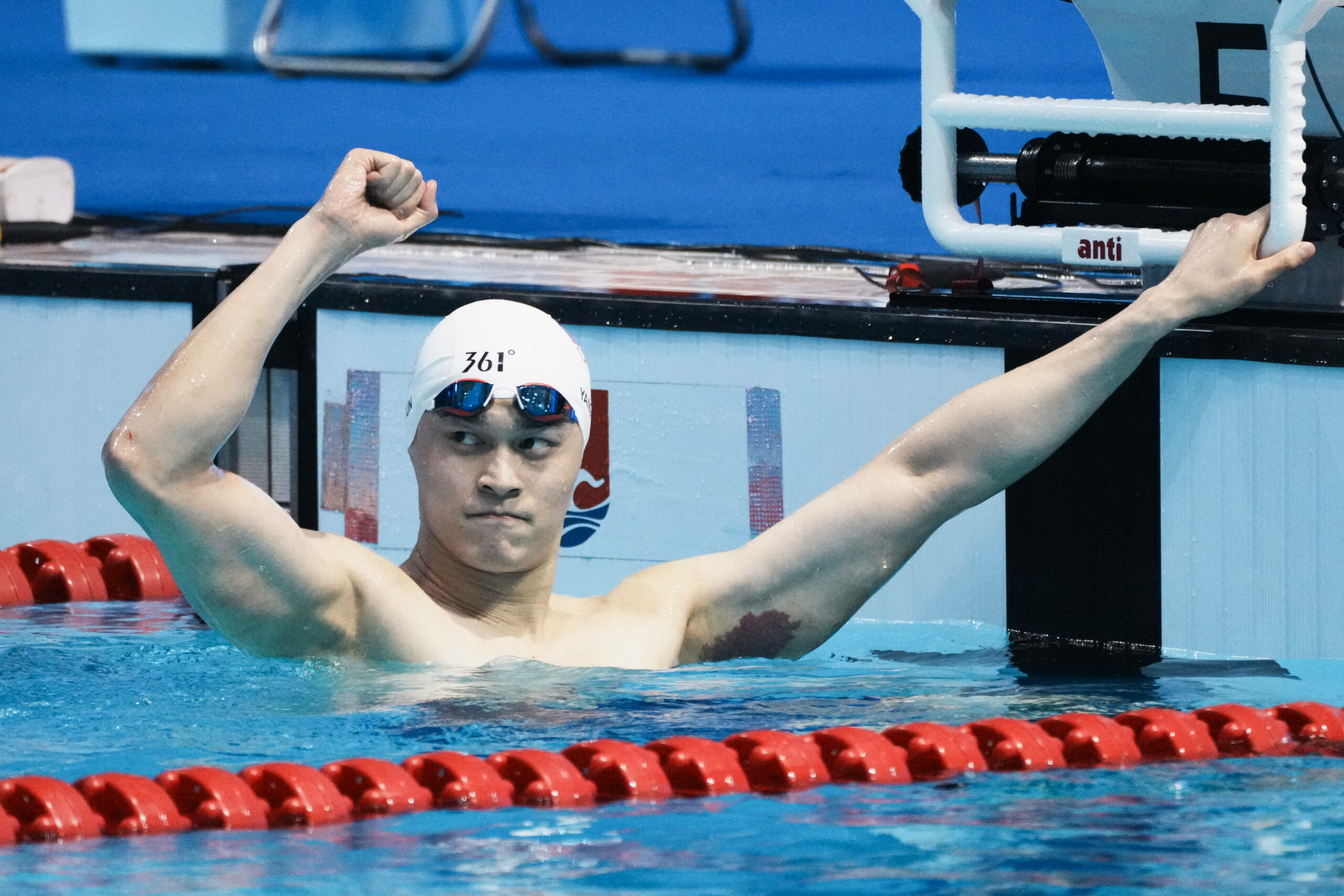 Sun Yang ballt nach seinem Rennen im Becken die Faust.