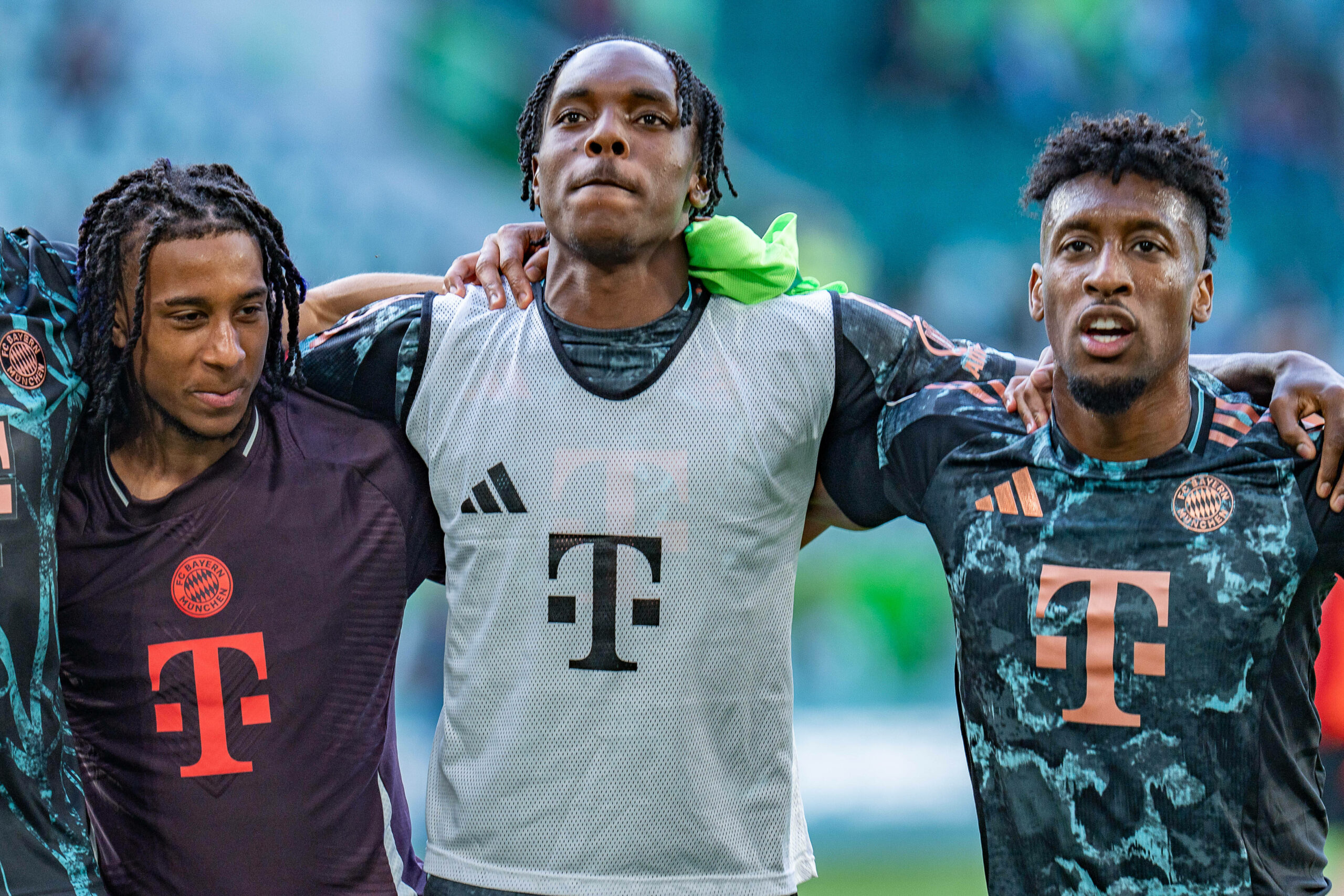 Michael Olise, Mathys Tel und Kingsley Coman feiern den Sieg vor den Fans.