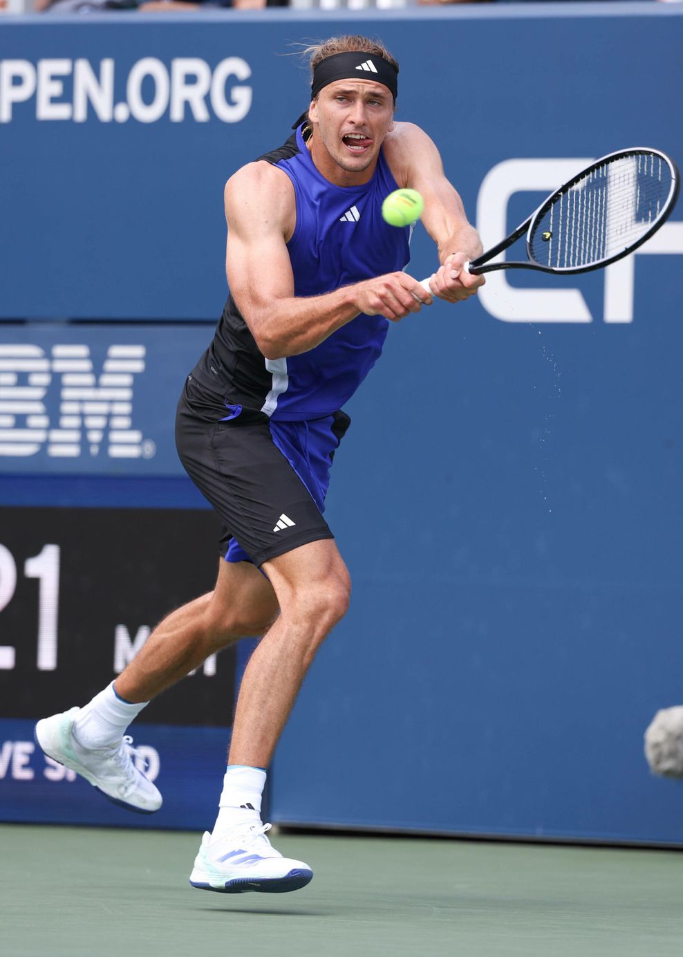 Alexander Zverev spielt eine Rückhand.