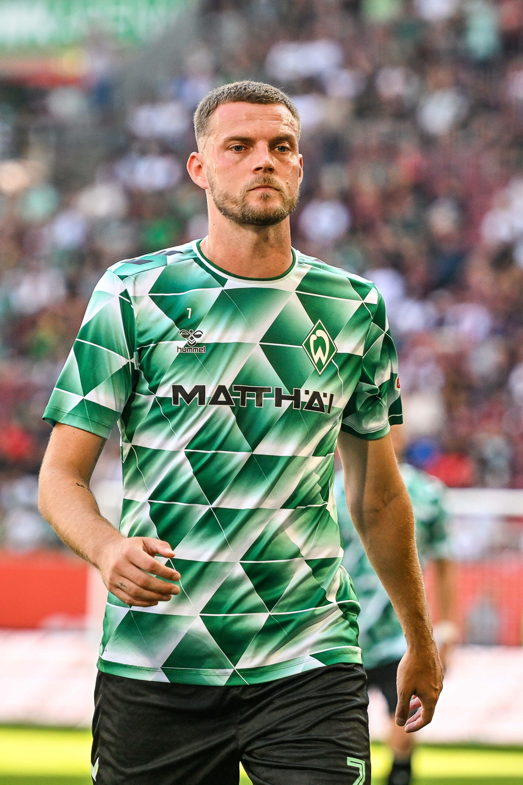 Marvin Duksch im Werder Bremen-Aufwärmshirt.