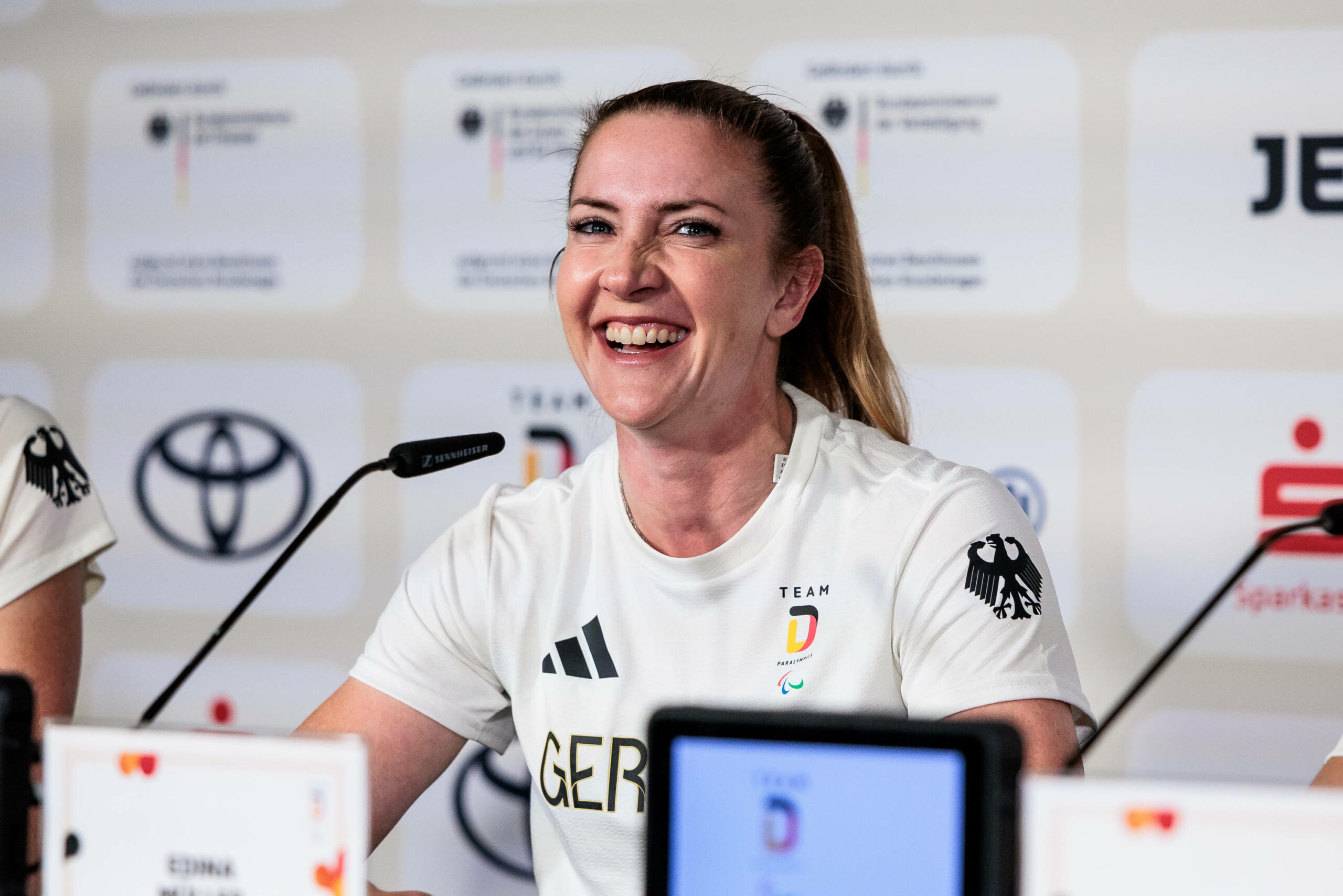 Edina Müller gut gelaunt bei der Eröffnungspressekonferenz.