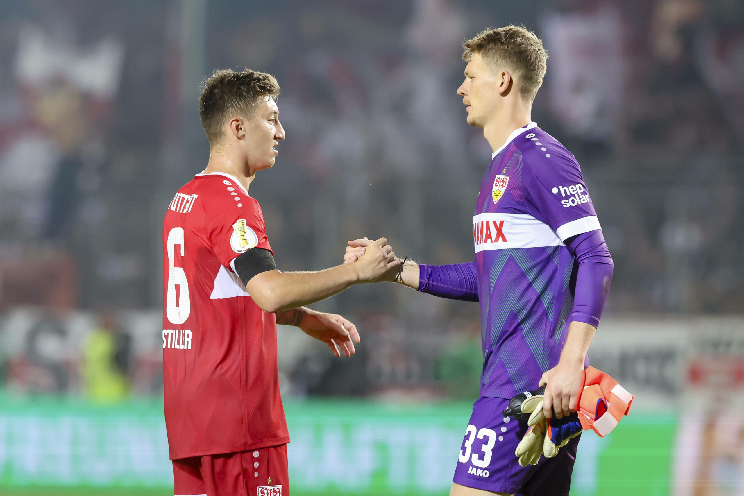 Angelo Stiller und Alexander Nübel klatschen sich ab.