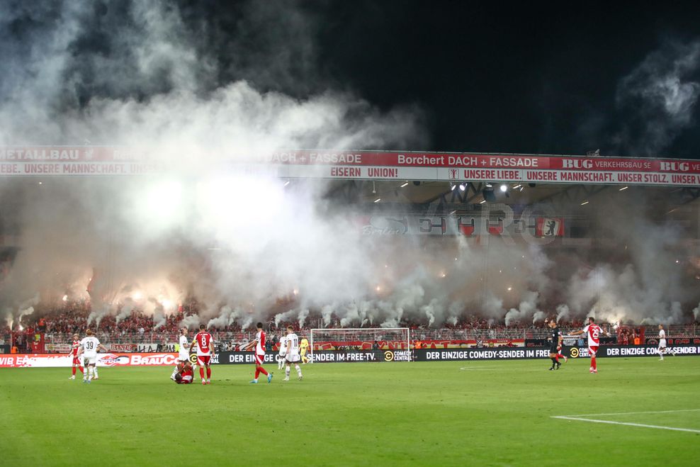 Wegen des Zündens von Pyrotechnik im Unioner Fanblock musste das Spiel kurzzeitig unterbrochen werden.