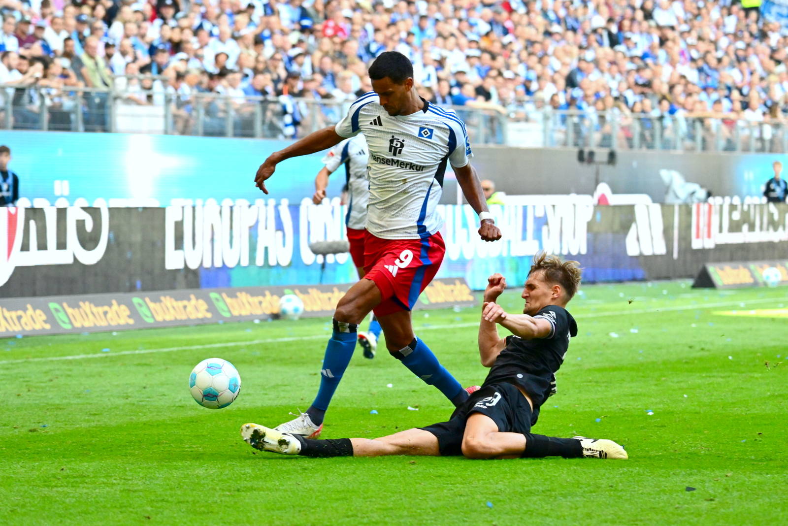 HSV-Stürmer Robert Glatzel im Duell mit Frenkert Lukas (Preußen Münster)