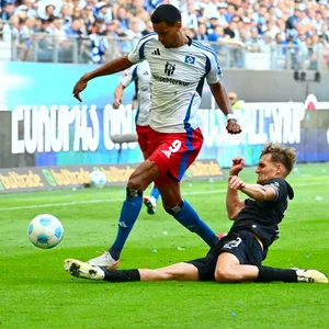 HSV-Stürmer Robert Glatzel im Duell mit Frenkert Lukas (Preußen Münster)