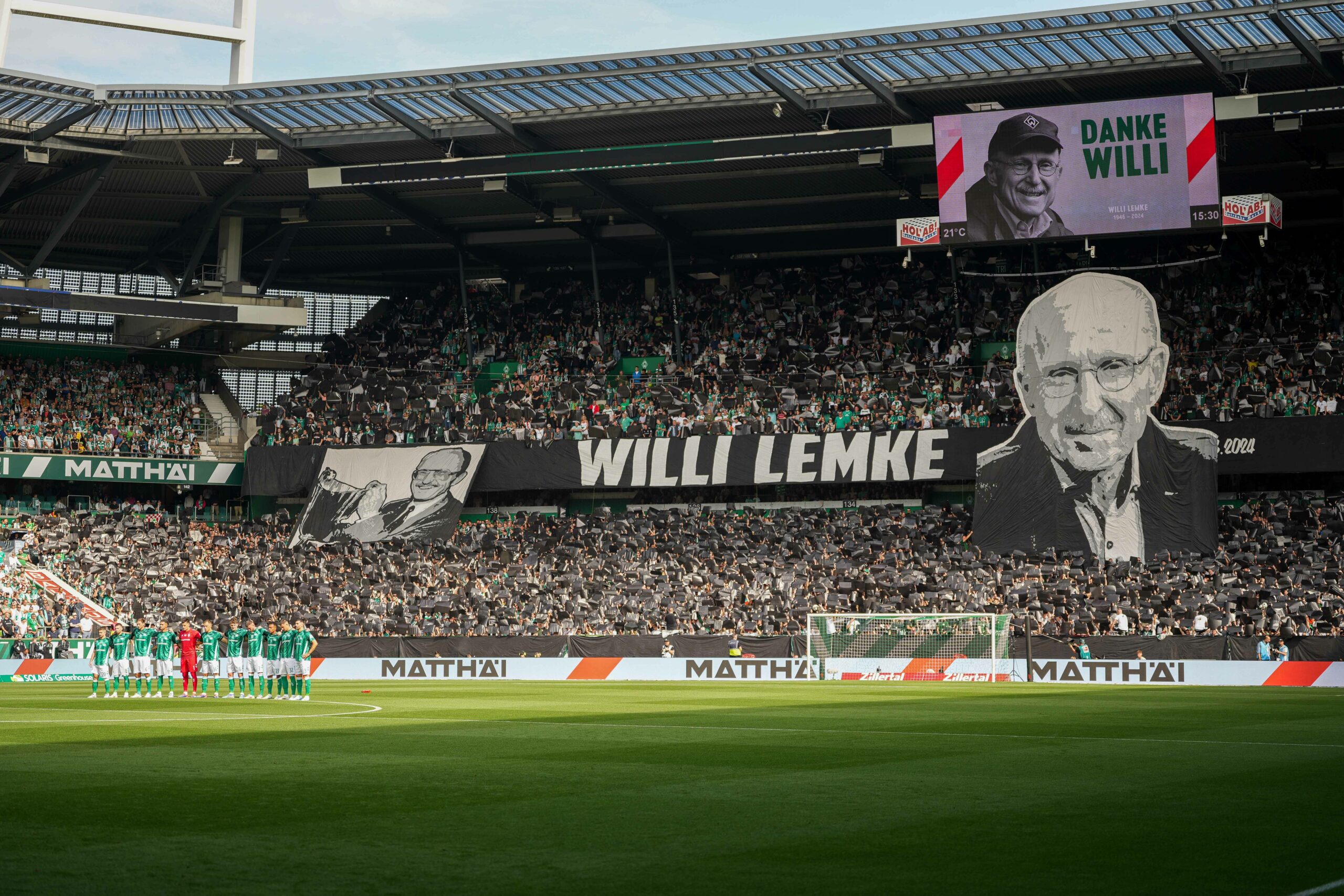 Vor dem Anpfiff sorgten die Werder-Fans für eine beeindruckende Choreo für den verstorbenen Willi Lemke.