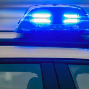 Polizeiauto mit Blaulicht.