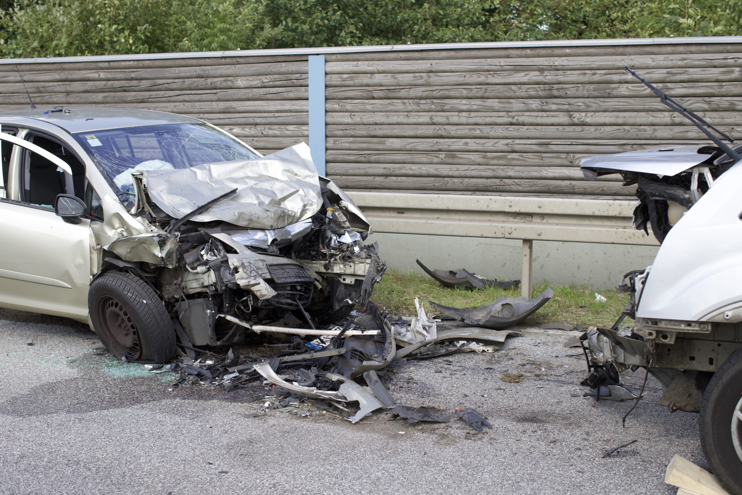 Der Opel war aus noch unbekannten Gründen in den Gegenverkehr geraten und frontal mit einem entgegenkommenden Kleinlaster kollidiert.