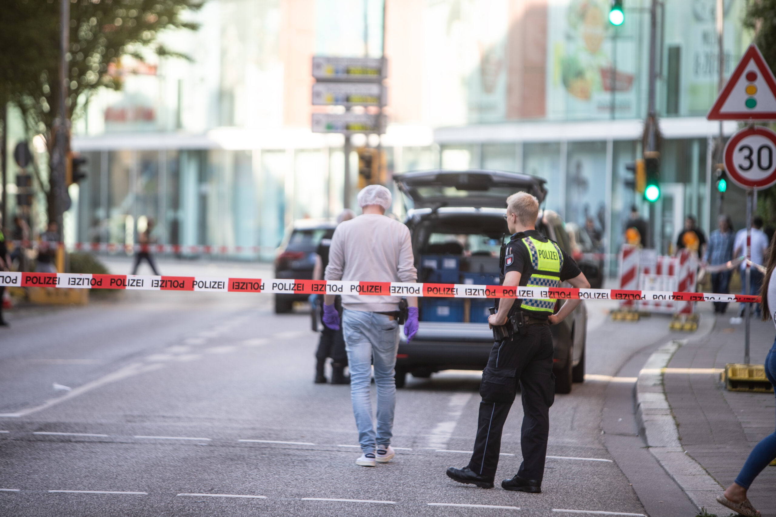 Die Polizei hat auf der Wilstorfer Straße Spuren gesichert