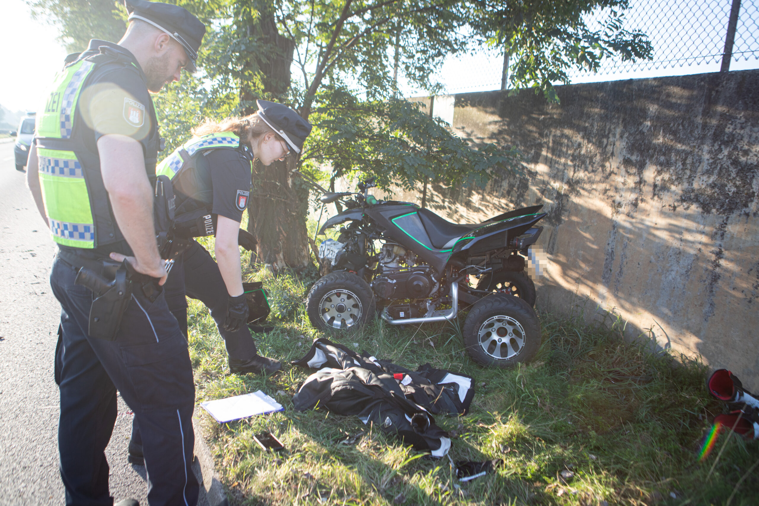 Der Quadfahrer kam auf dem Kattwykdamm von der Straße ab und prallte gegen einen Baum.