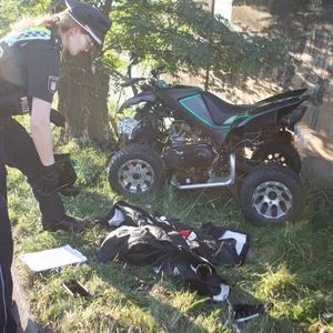 Der Quadfahrer kam auf dem Kattwykdamm von der Straße ab und prallte gegen einen Baum.
