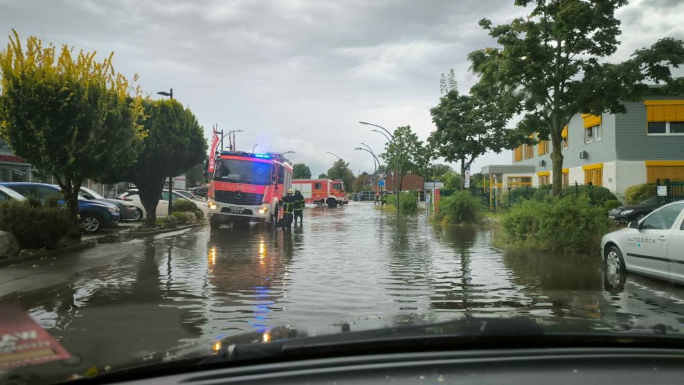 Auch der Kampweg in Bergedorf wurde durch den Starkregen komplett unter Wasser gesetzt.