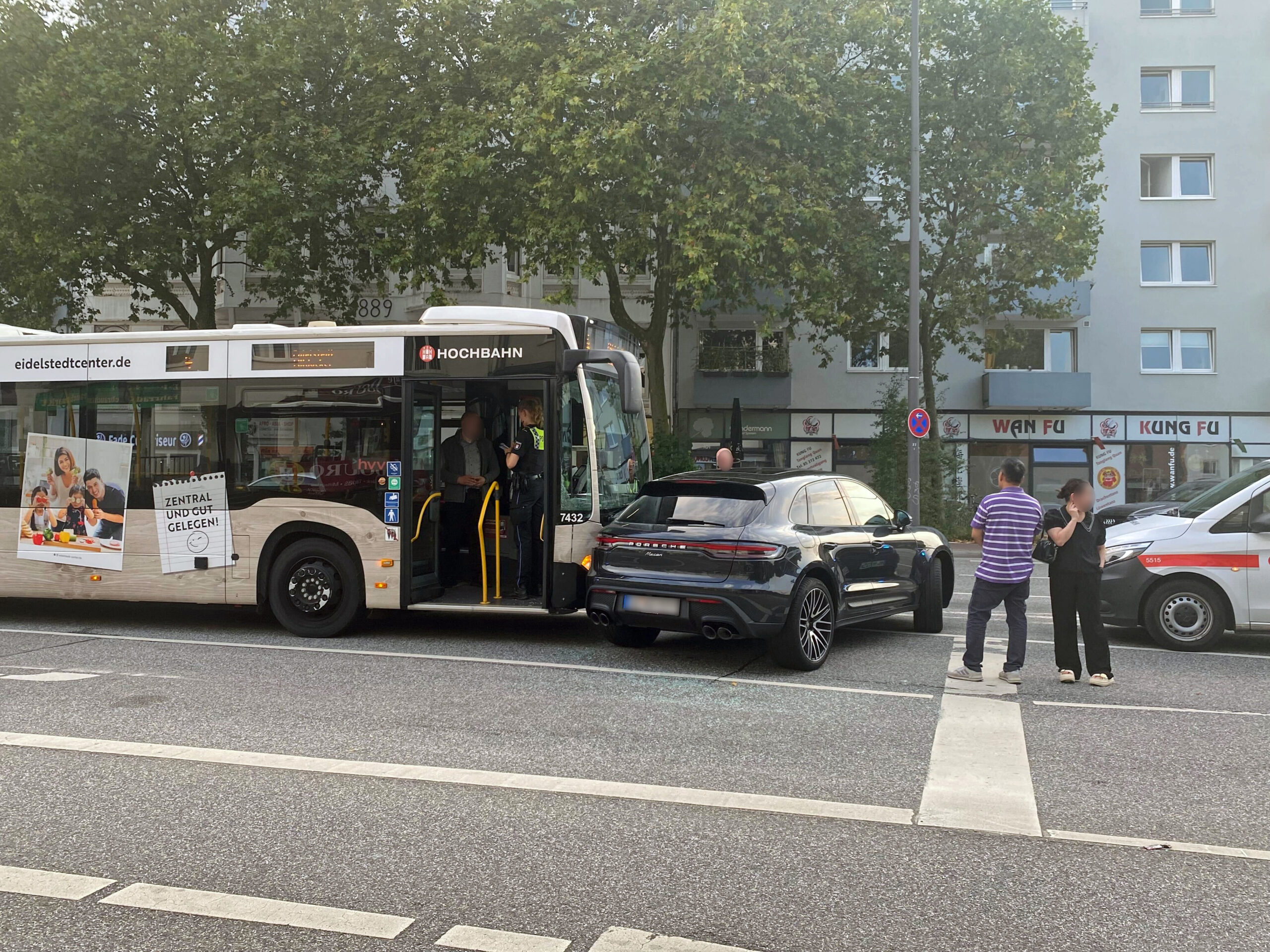 Unfall auf der Grindelallee: Ein Bus und ein Porsche sind zusammengestoßen.