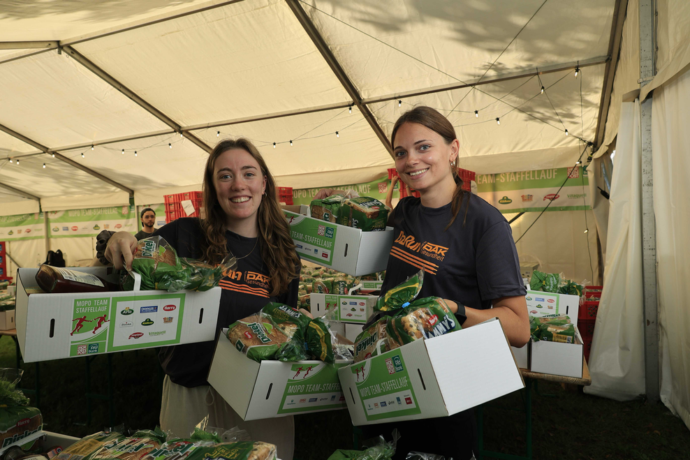 Zwei Frauen mit Picknick-Körben