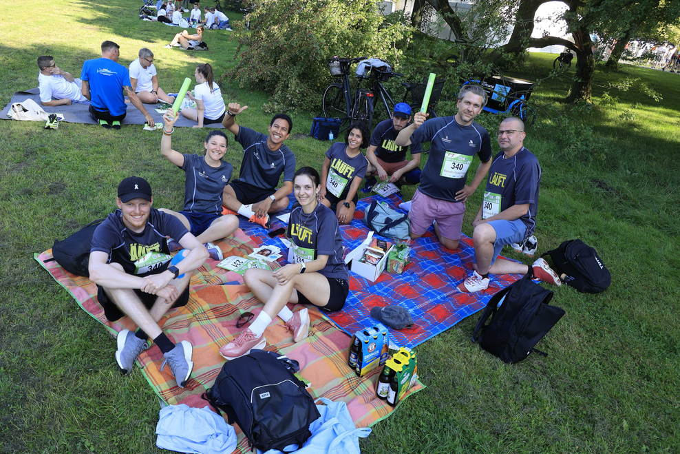 Menschen auf einer Picknickdecke