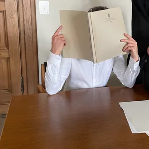 Der Angeklagte Daniel E. (40) sitzt neben seinem Verteidiger im Gerichtssaal.