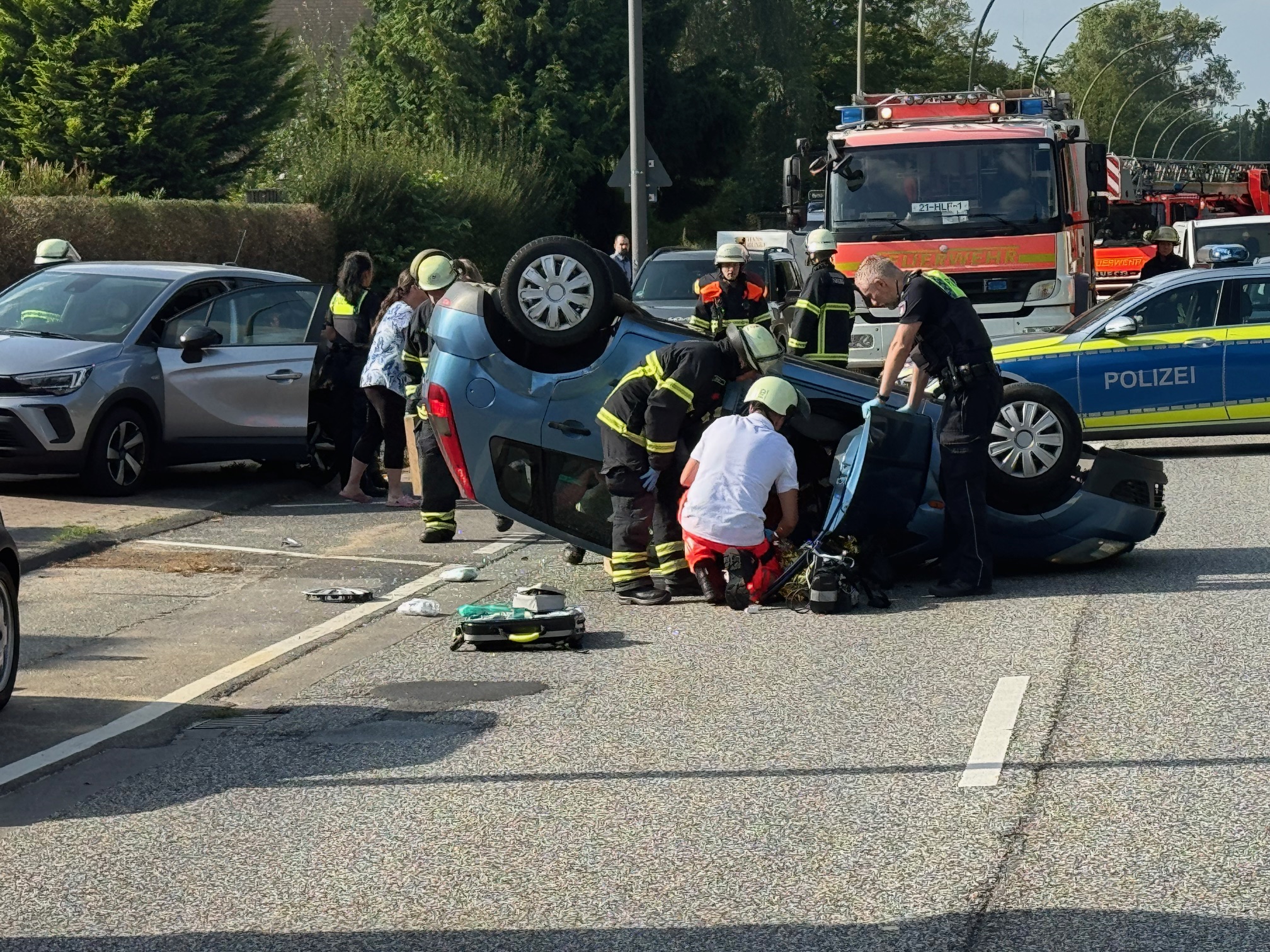 Auto überschlägt sich auf berner Heerweg und rammt dabei parkendes Fahrzeug – Fahrer schwer verletzt