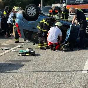Auto überschlägt sich auf berner Heerweg und rammt dabei parkendes Fahrzeug – Fahrer schwer verletzt