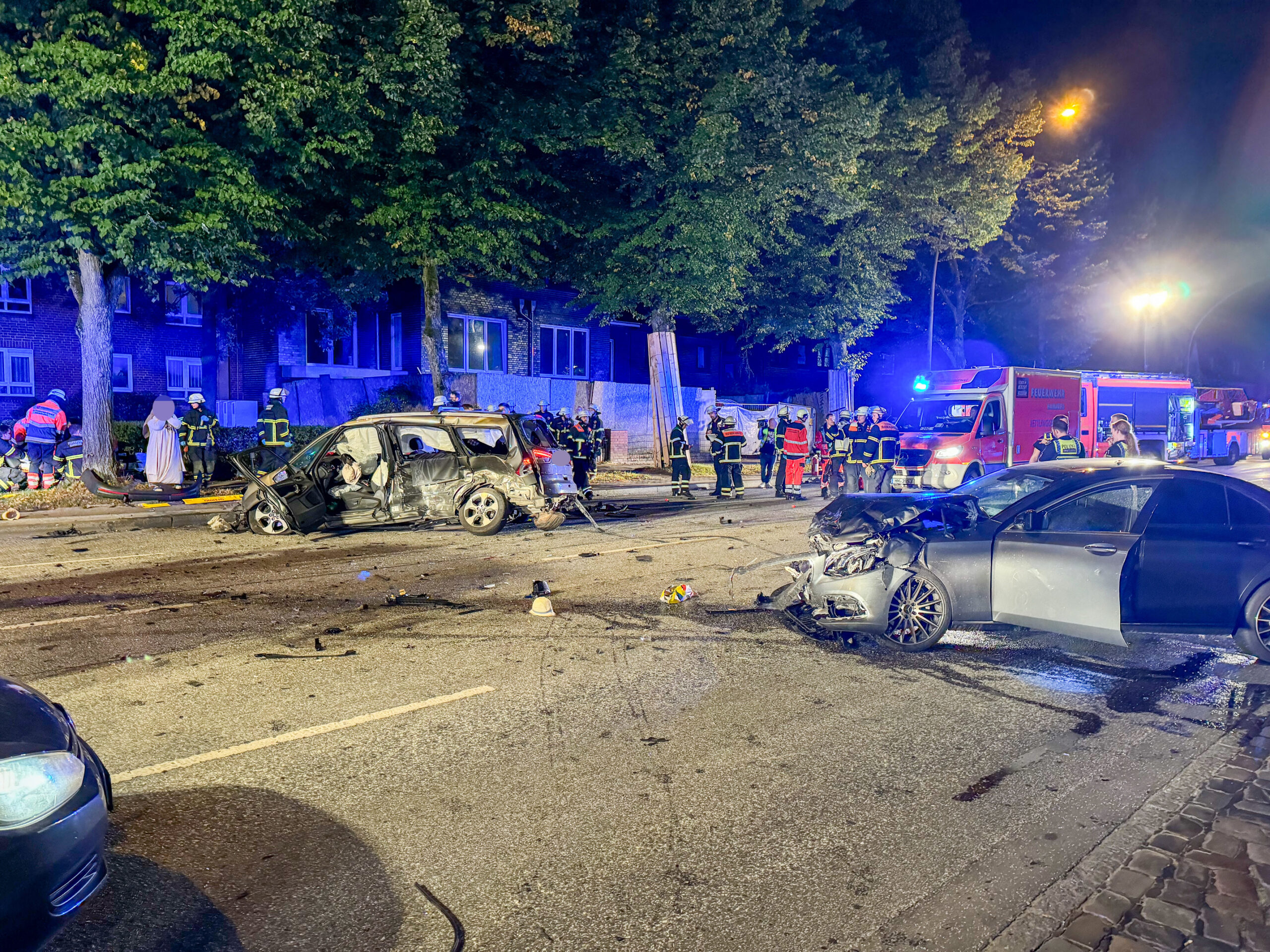 Schrecklicher Unfall auf dem Schiffbeker Weg in Billstedt! Acht Menschen werden teils schwer verletzt – darunter ein zweijähriges Kleinkind, das noch vor Ort reanimiert wurde.