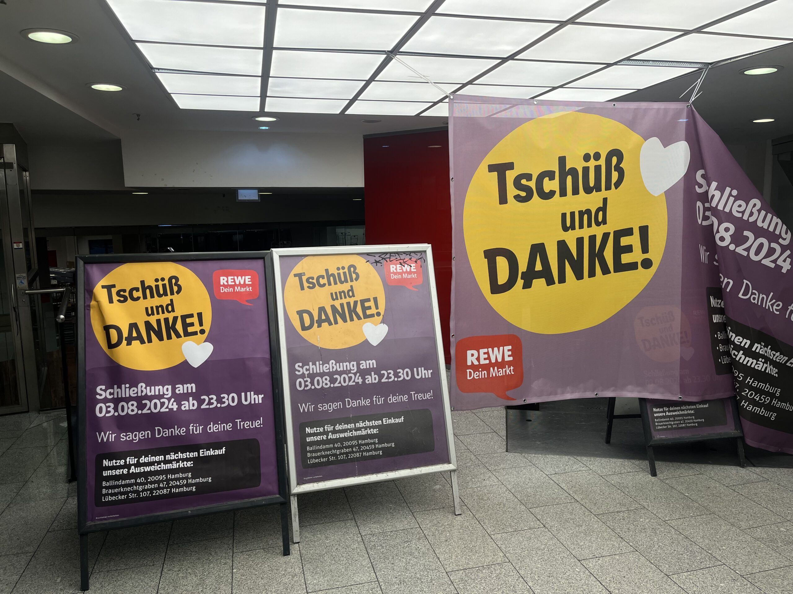 „Tschüß und Danke!“ – so verabschiedete sich die Rewe-Filiale am Hamburger Hauptbahnhof Anfang August.