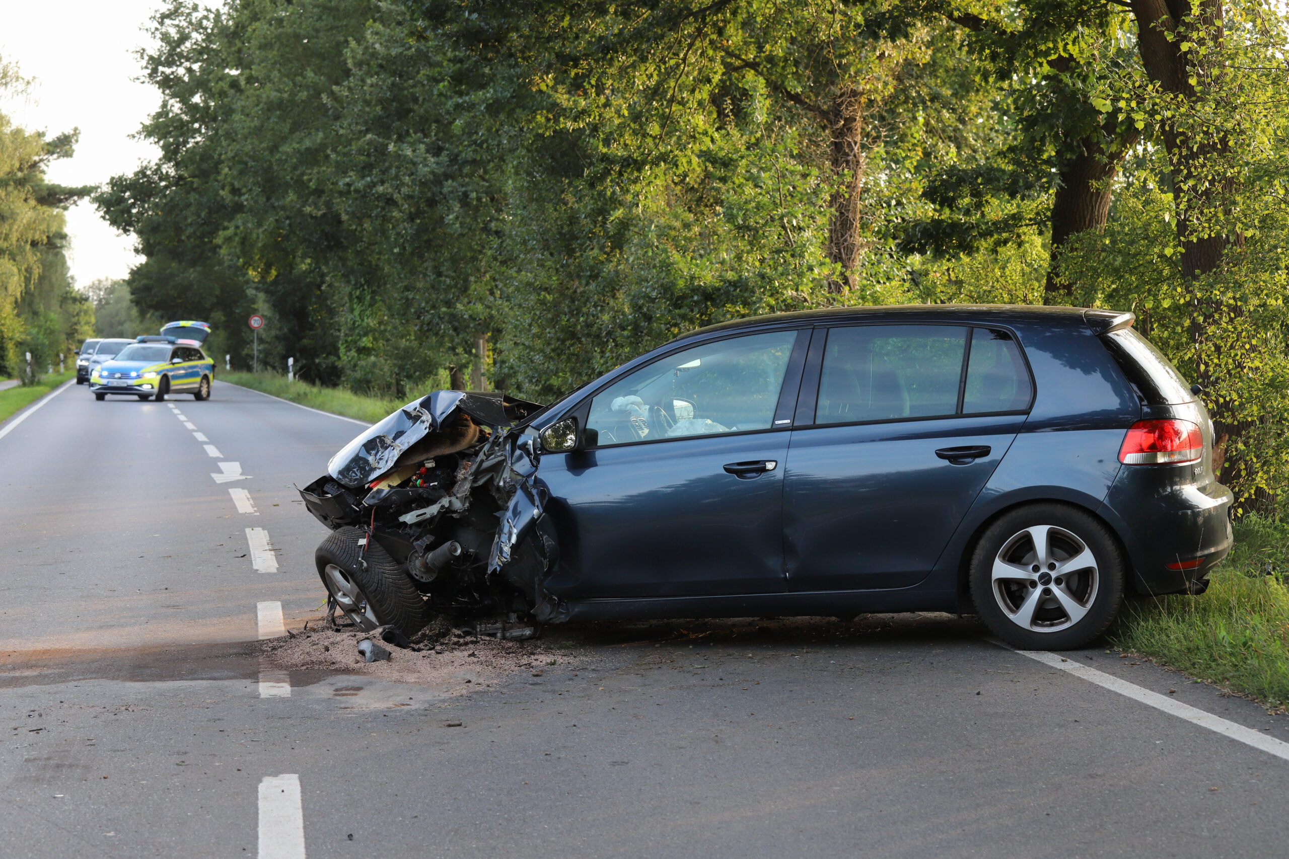 Schwerer Unfall bei Appen… Golf kracht gegen Baum und katapultiert in Gegenverkehr – zwei Verletzte