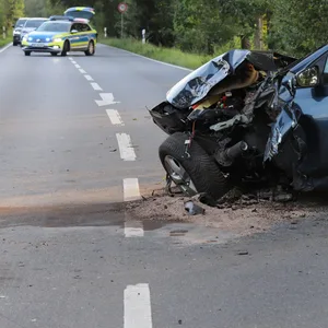 Schwerer Unfall bei Appen… Golf kracht gegen Baum und katapultiert in Gegenverkehr – zwei Verletzte