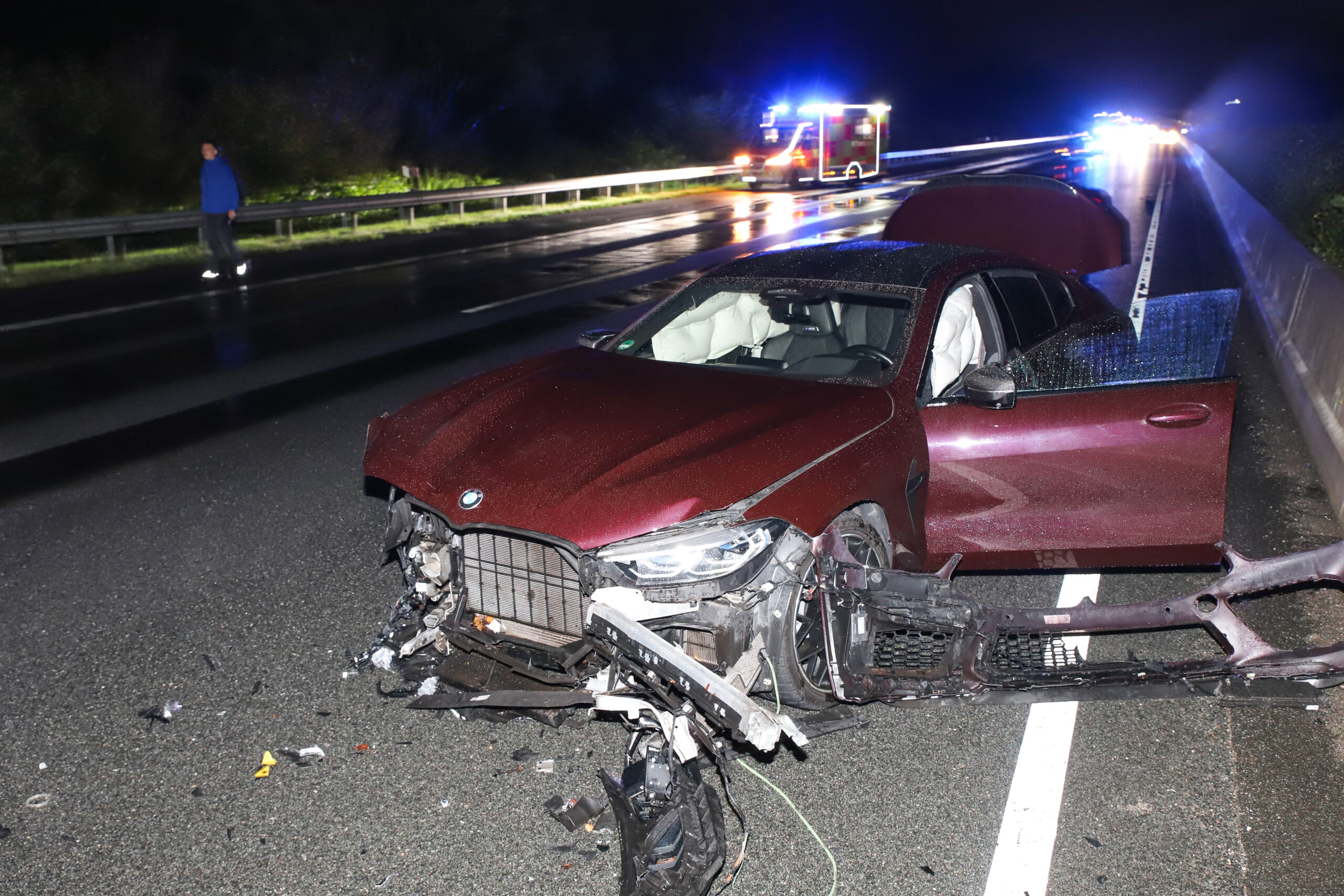 Schwerer Unfall auf A7 bei Hamburg: BMW prallt gegen Betonmauer – Mercedes kracht in die Unfallstelle