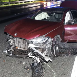 Schwerer Unfall auf A7 bei Hamburg: BMW prallt gegen Betonmauer – Mercedes kracht in die Unfallstelle