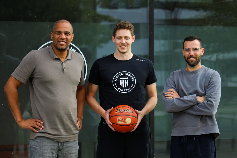 Geschäftsführer Marvin Willoughby (l.) und Trainer Benka Barloschky (r.) posieren mit Patrick Heckmann