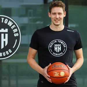 Patrick Heckmann mit dem Basketball in der Hand vor dem Inselpark.