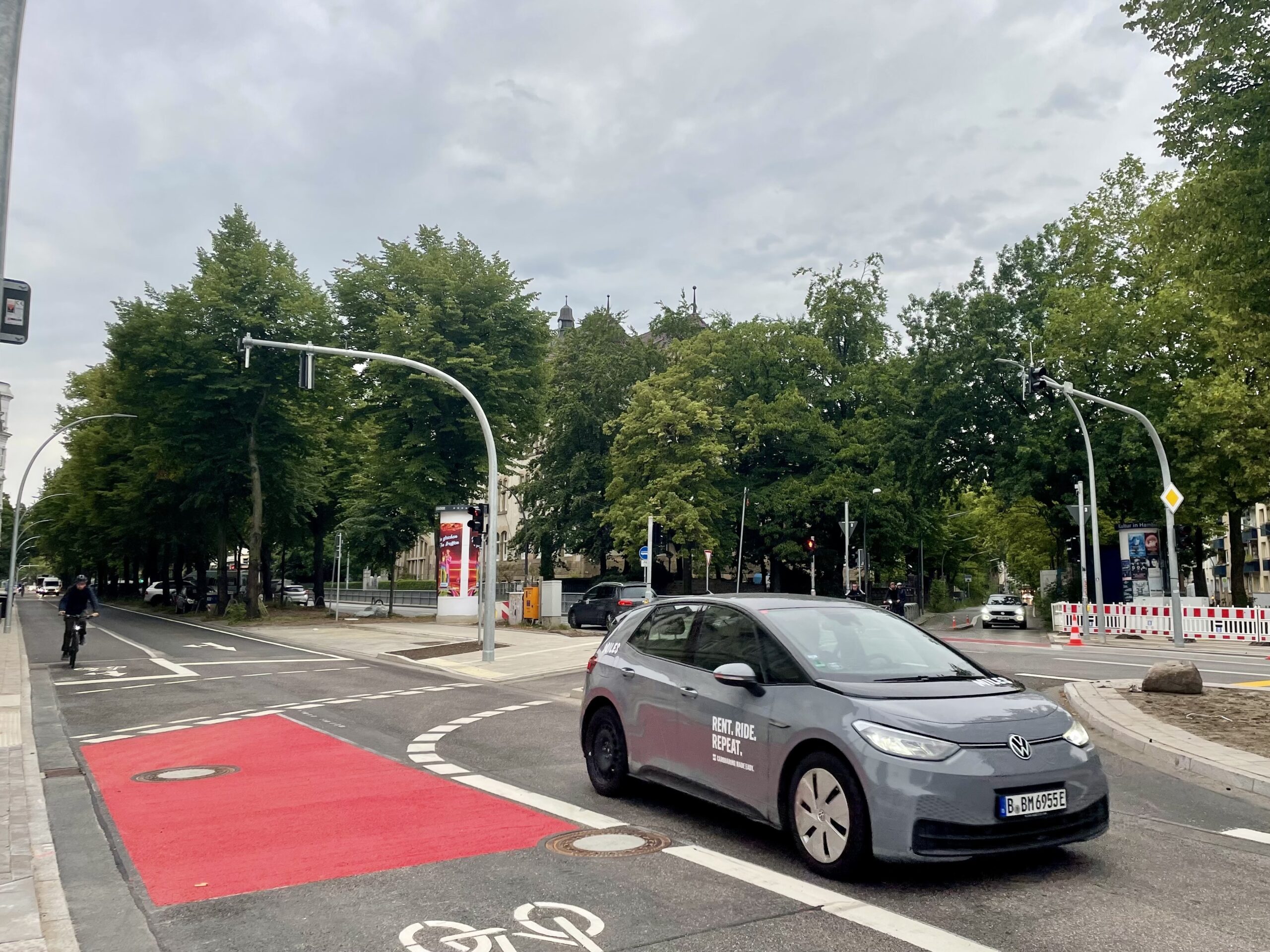 Ein Stück der Max-Brauer-Allee ist wieder freigegeben. Im Hintergrund zu erkennen: Der neue, bauliche abgetrennte und erhöhte Radweg.