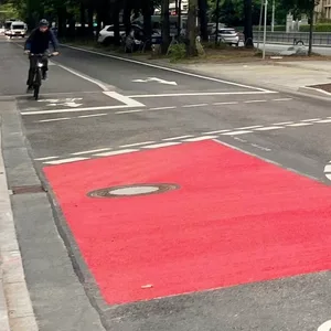 Ein Stück der Max-Brauer-Allee ist wieder freigegeben. Im Hintergrund zu erkennen: Der neue, bauliche abgetrennte und erhöhte Radweg.