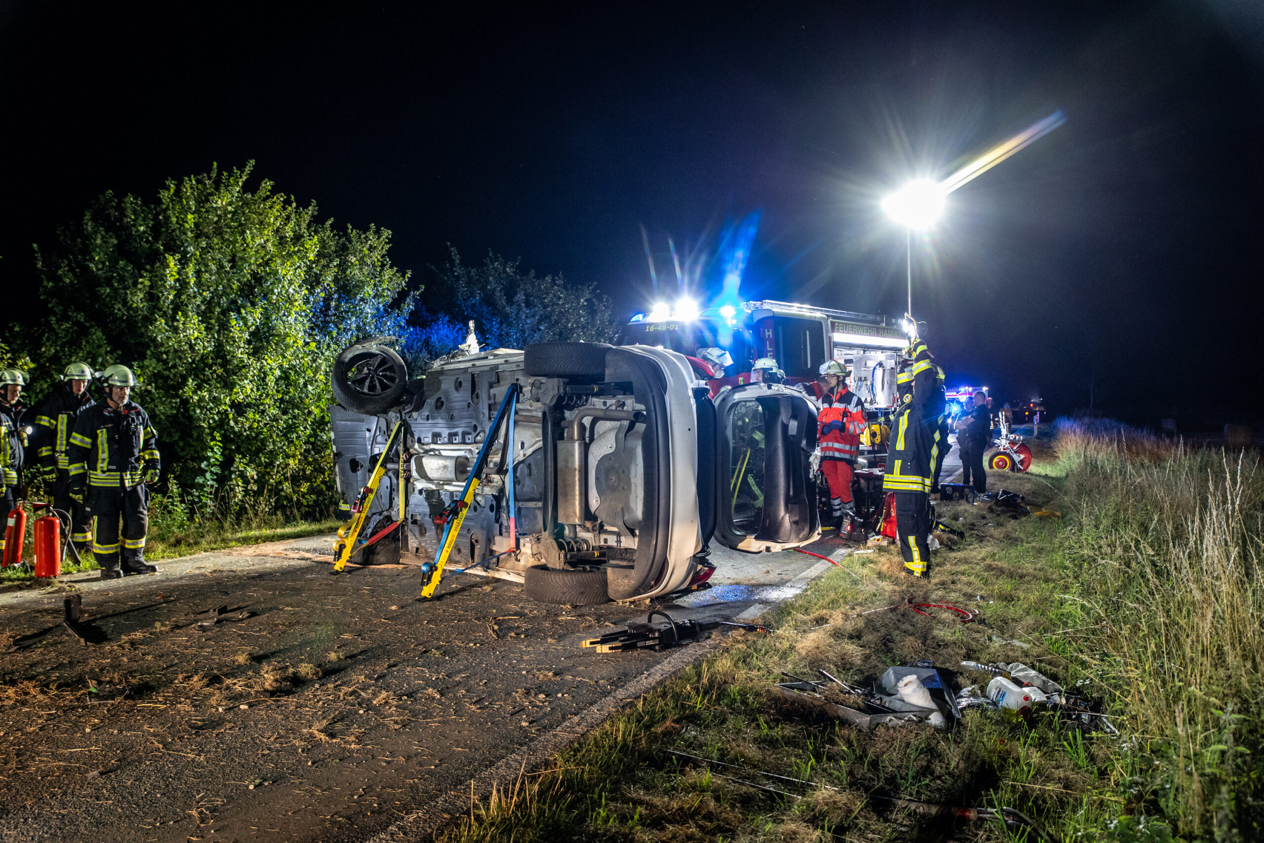 Ein Auto liegt nach einem Unfall auf der Seite