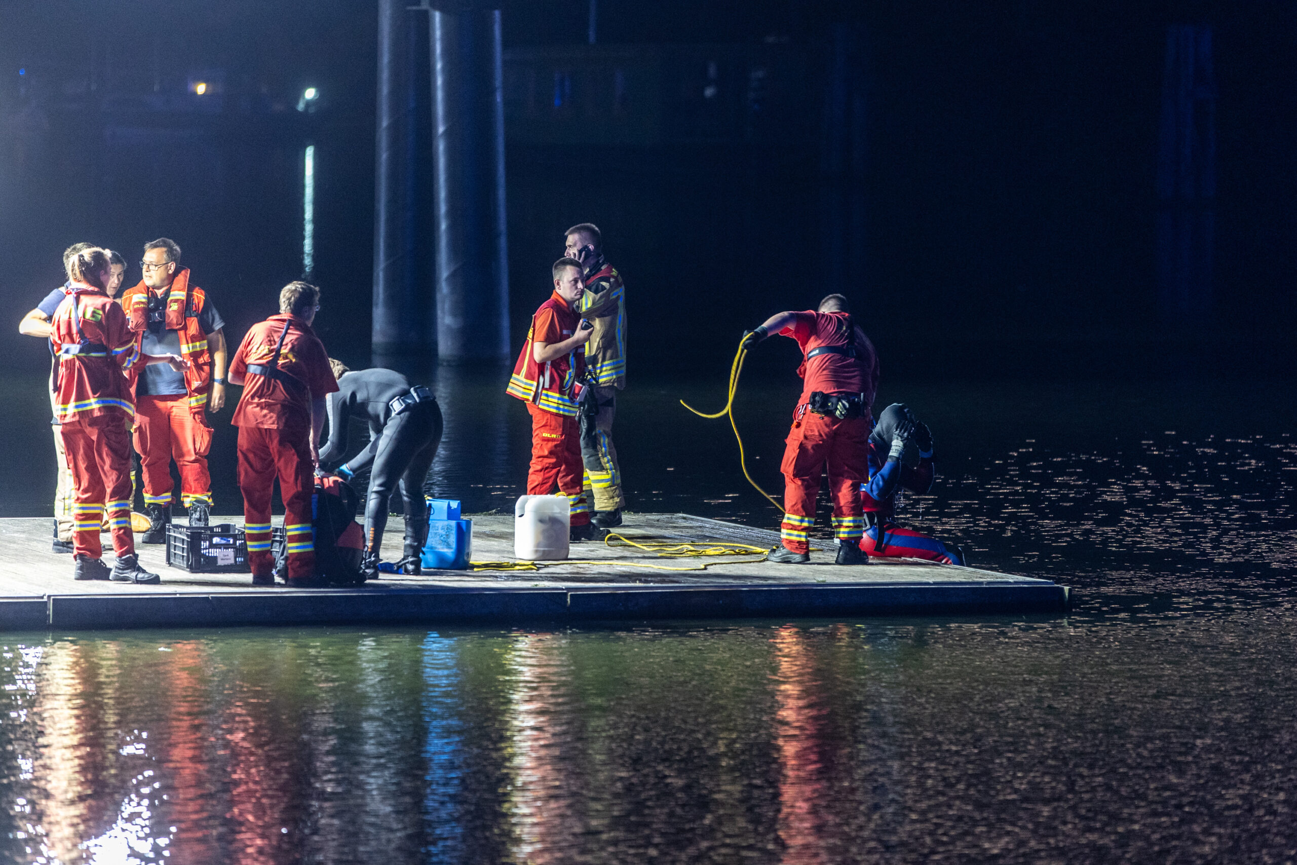 Einsatzkräfte der Feuerwehr und DLRG suchten eine Stunde lang nach dem untergegangenen 20-Jährigen.