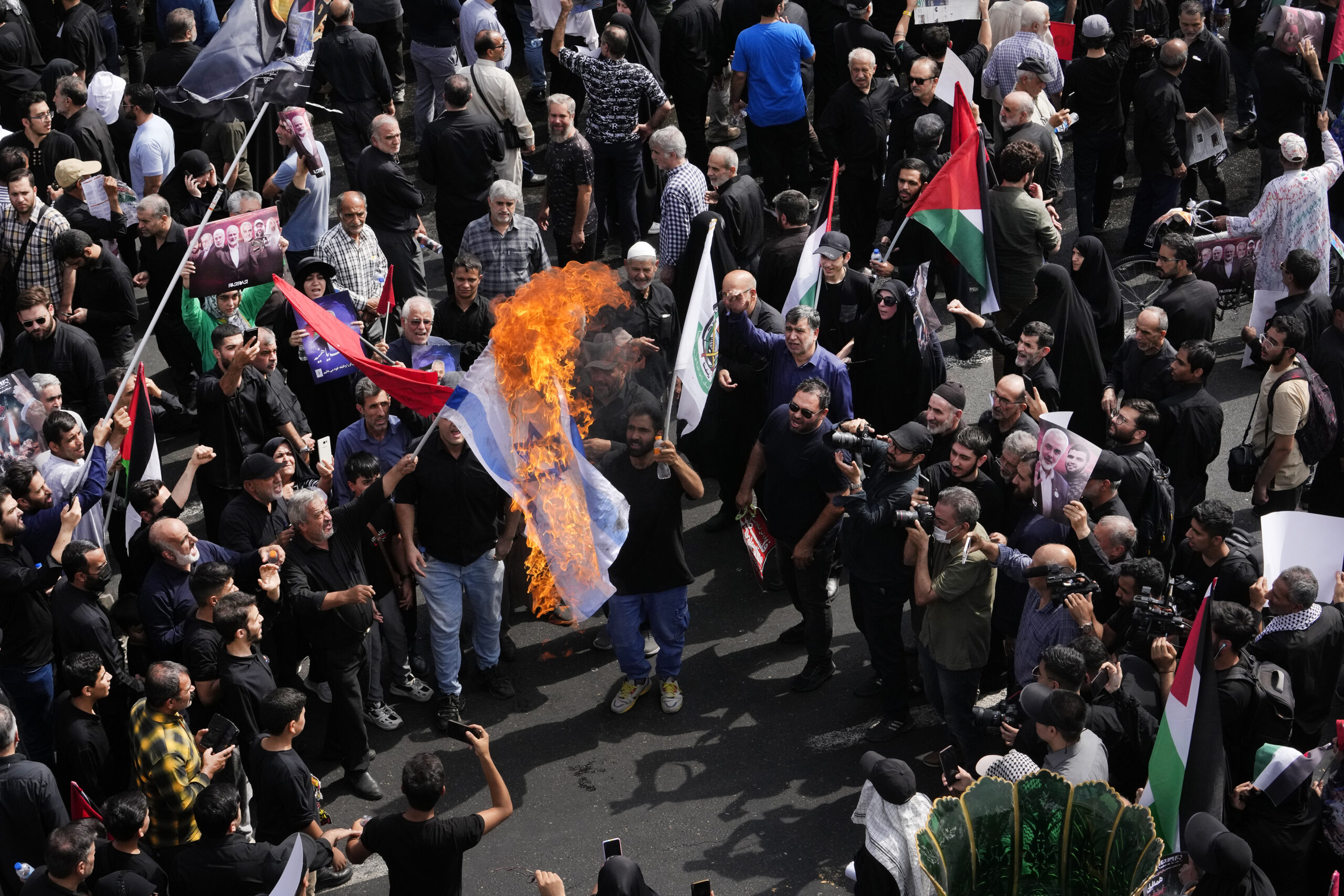 Auf einer Trauerfeier für den getöteten Hamas-Führer Ismail Hanija in Teheran wird eine israelische Flagge verbrannt.