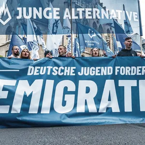 Die Jugendorganisation der AfD gilt als „gesichert rechtsextremistisch“ und fordert unverblümt „Remigration“.