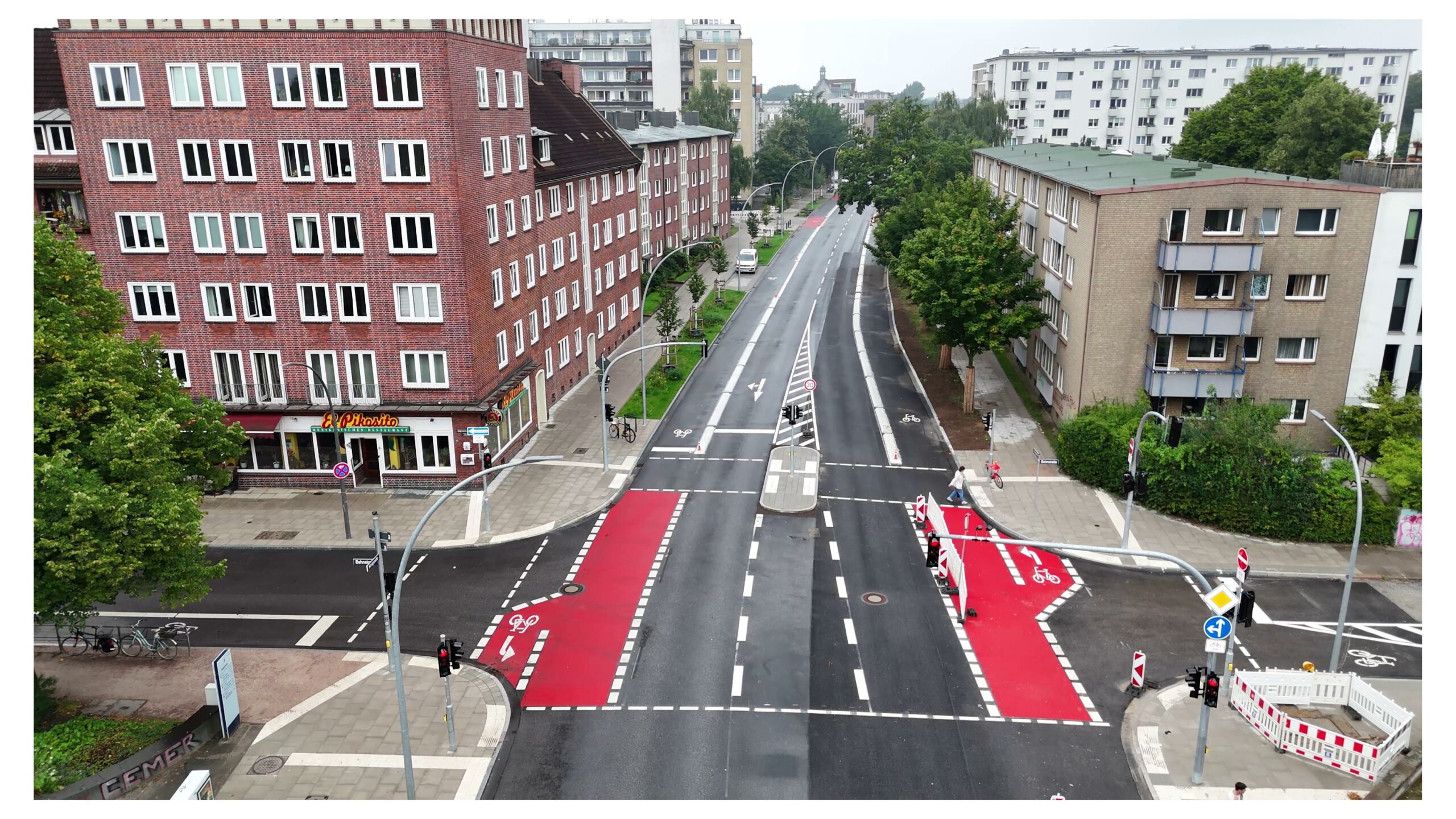 Der erste Abschnitt der Königstraße von der Max-Brauer-Allee bis zur Mörkenstraße ist bereits fertiggestellt mit abgetrennten Radwegen und neu gepflanzten Bäumen.