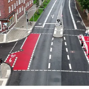 Der erste Abschnitt der Königstraße von der Max-Brauer-Allee bis zur Mörkenstraße ist bereits fertiggestellt mit abgetrennten Radwegen und neu gepflanzten Bäumen.