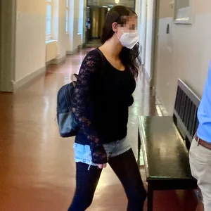 Die angeklagte Krankenschwester auf dem Gerichtsflur.
